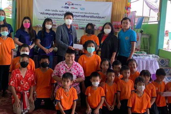 สนับสนุนอุปกรณ์กีฬาและทุนการศึกษาให้แก่น้องๆ